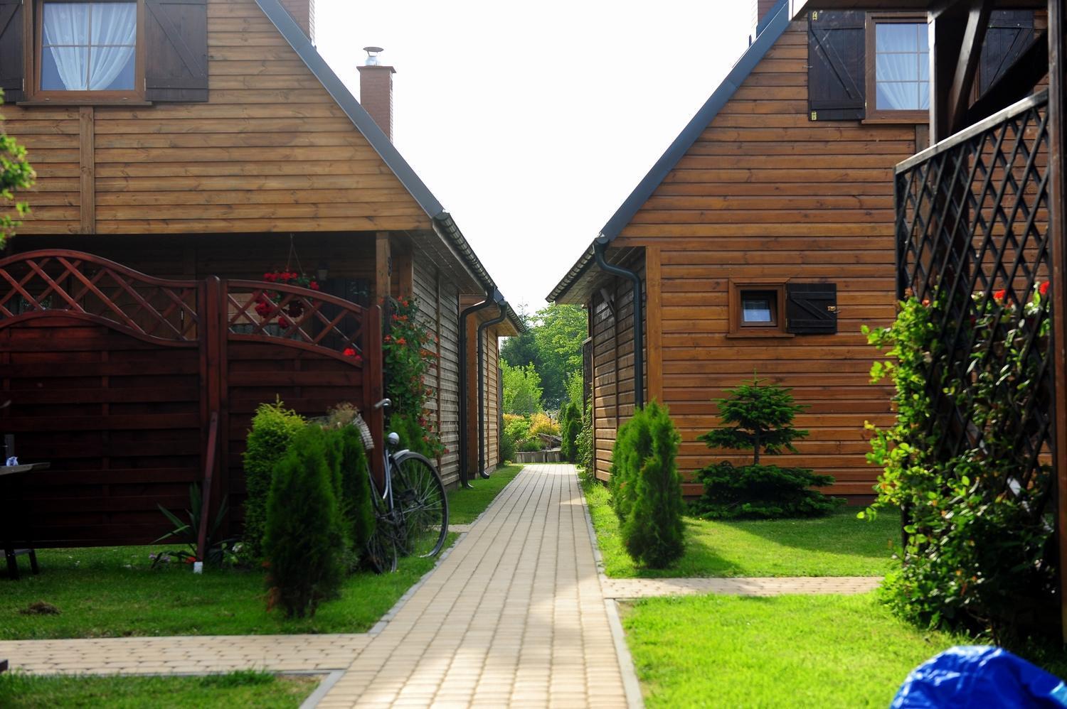 Caloroczne Domki Nad Morzem I Jeziorem Jezierzany Buitenkant foto